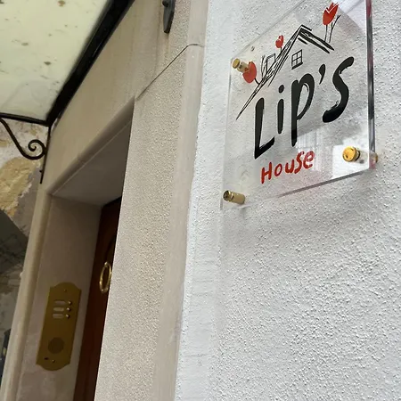 Lips House Apartment *