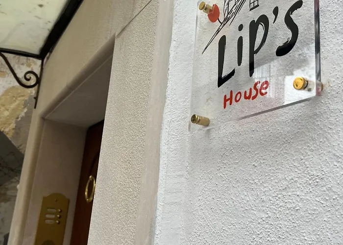 Lips House Apartment *